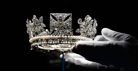 白金汉宫将推英王室私藏钻石展 万颗钻石将亮相