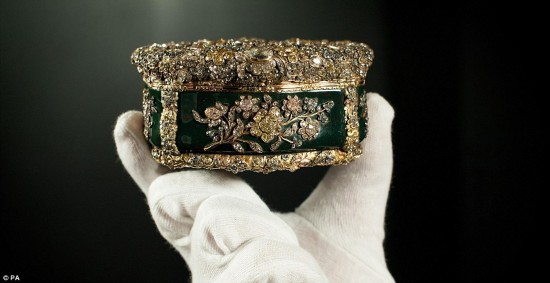 白金汉宫将推英王室私藏钻石展 万颗钻石将亮相